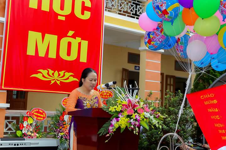 Cô Đào Thị Nữ - Phó Hiệu trưởng  nhà trường đọc thư của Chủ tịch nước